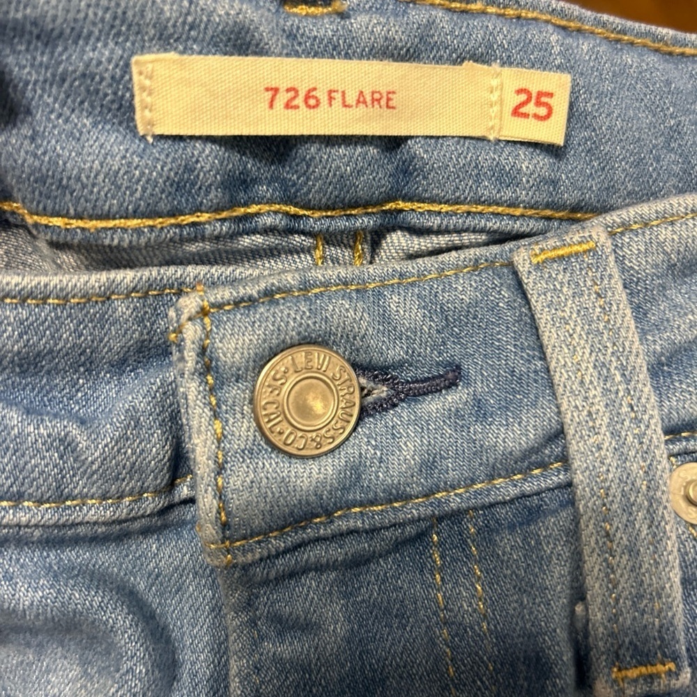 Levis 726 Flare Jeans Womens 25 (26x31) Light Wash Distressed Mid Rise Stretch - Picture 3 of 5